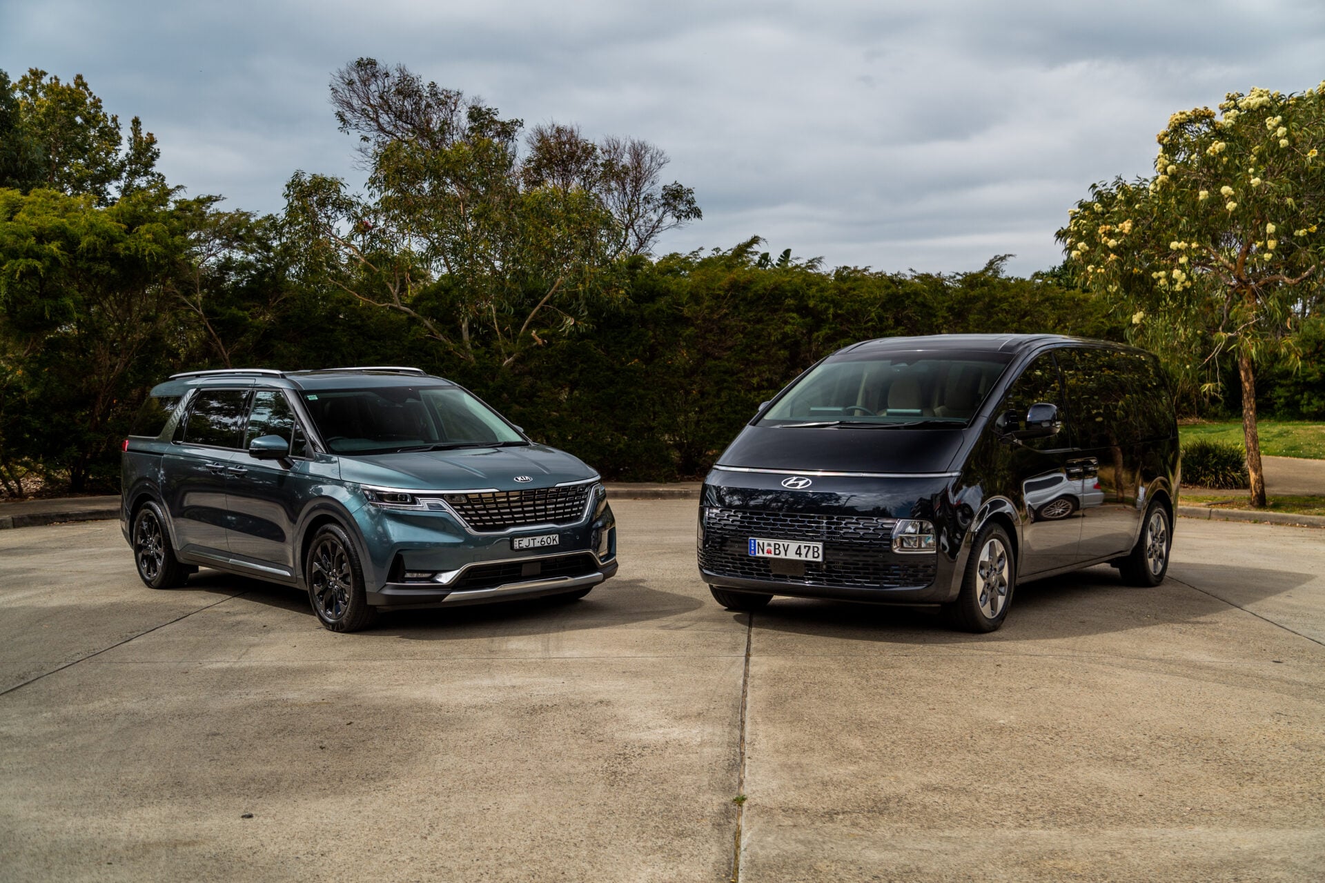 2022 Hyundai Staria vs Kia Carnival comparison review