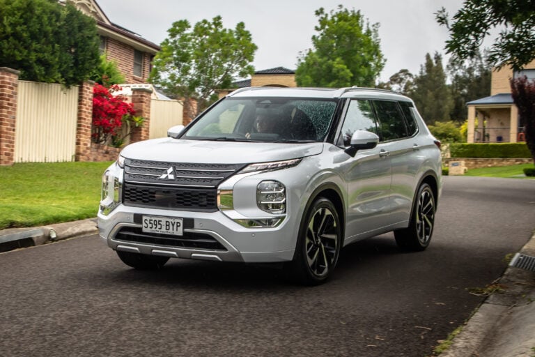 2022 Mitsubishi Outlander Exceed White Australia SRawlings