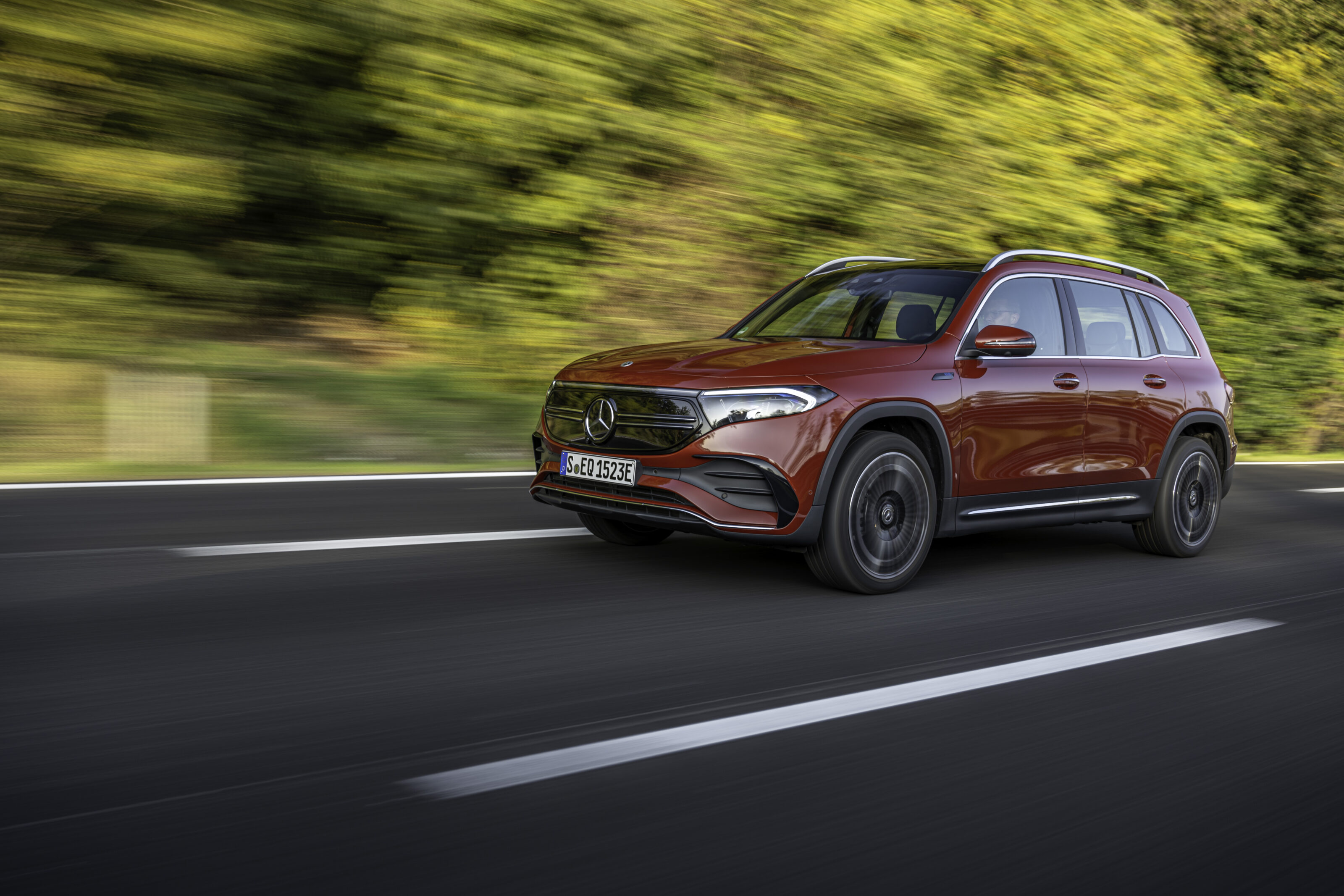 2022 Mercedes-EQ EQB 350 4Matic Patagonia Red EU-spec