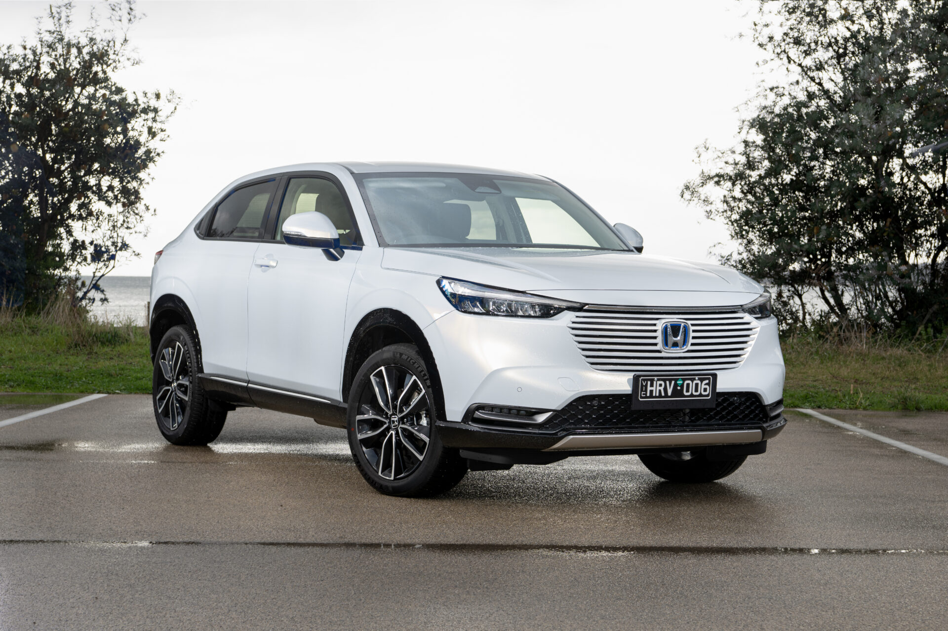  Foto zu 2022 Honda HR-V e:HEV vs Toyota RAV4 XSE Hybrid comparison review 