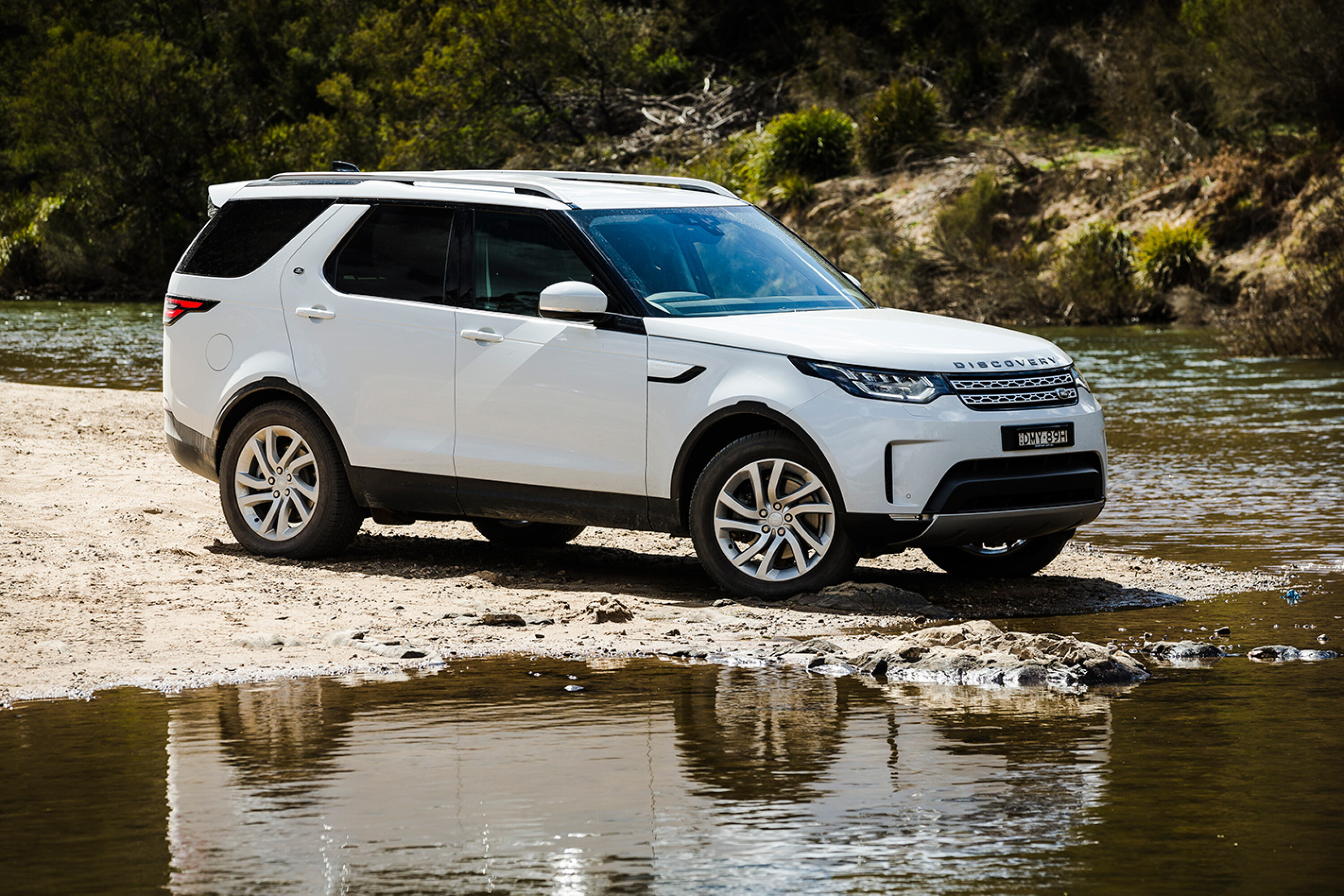 2017 Land Rover Discovery exterior.jpg