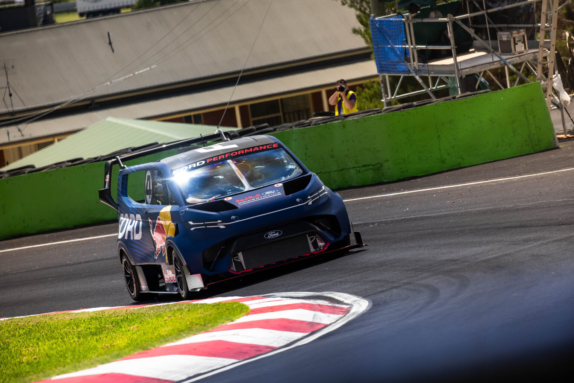 Ford Supervan beats V8 AMG to set new Bathurst record