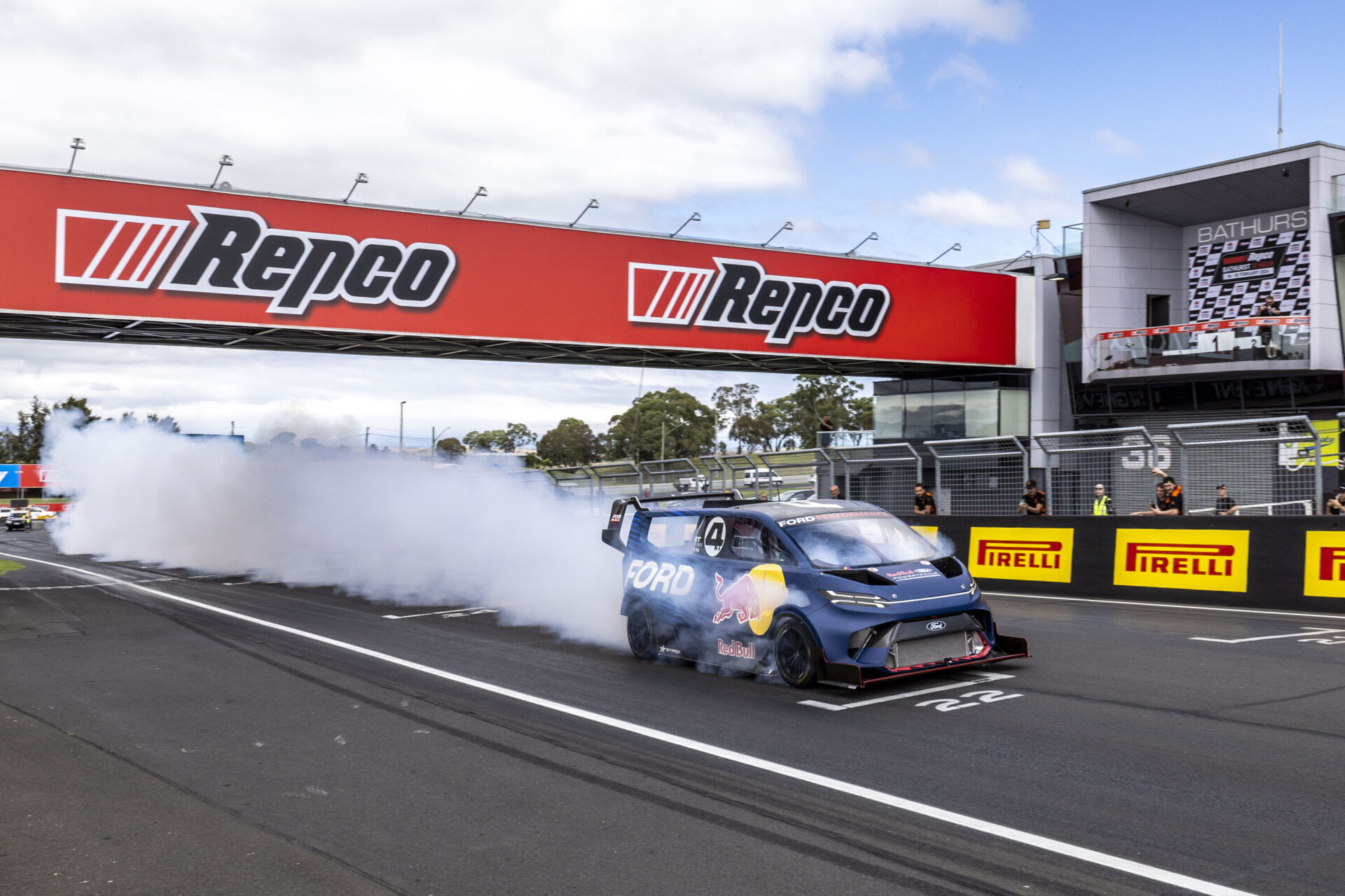 Ford Supervan beats V8 AMG to set new Bathurst record