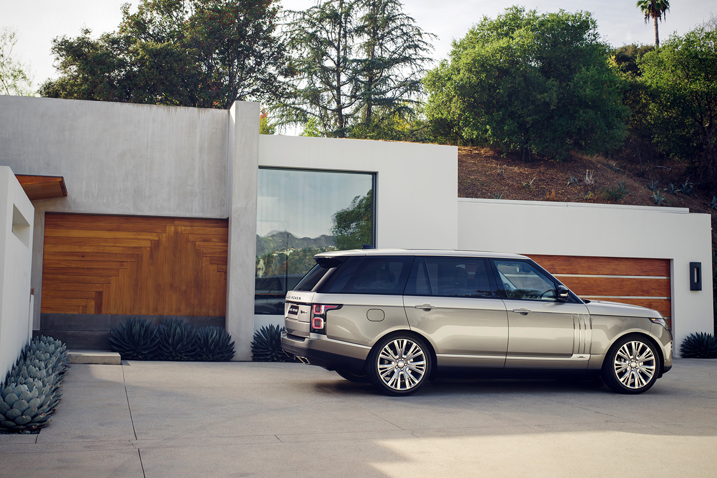 2018-Range-Rover-SV-Autobiography-side.jpg