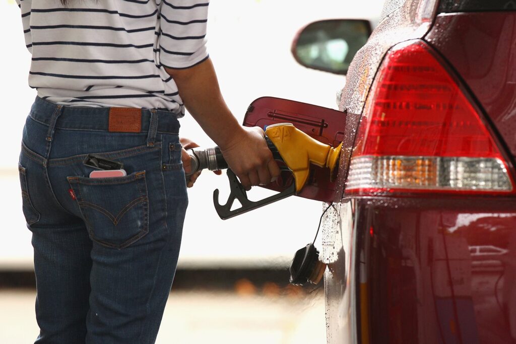 Nick Xenophon wants car manufacturers punished for too-low car fuel claims