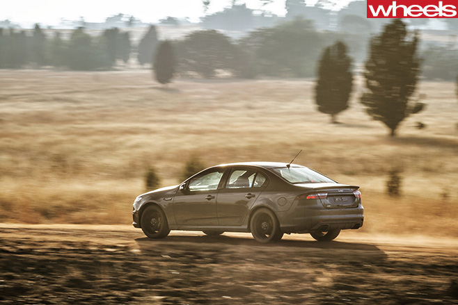 Ford -Falcon -XR8-Sprint -dirt -drifting -rear -side