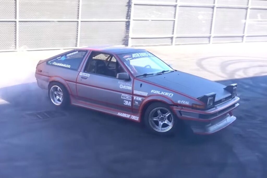 Toyota EA86 drifting