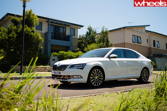 Skoda -Superb -front -side