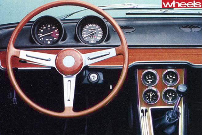 Alfa -Romeo -1750-Berlina -interior -guages