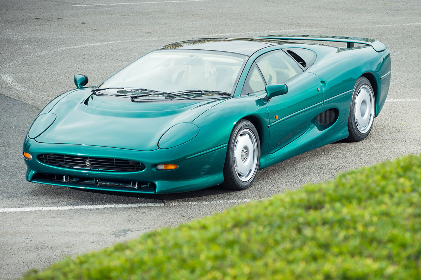 Jaguar XJ220