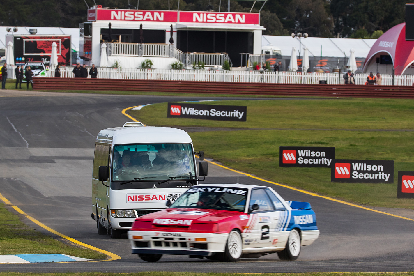 R31-based Skyline GTS-R vs Bus