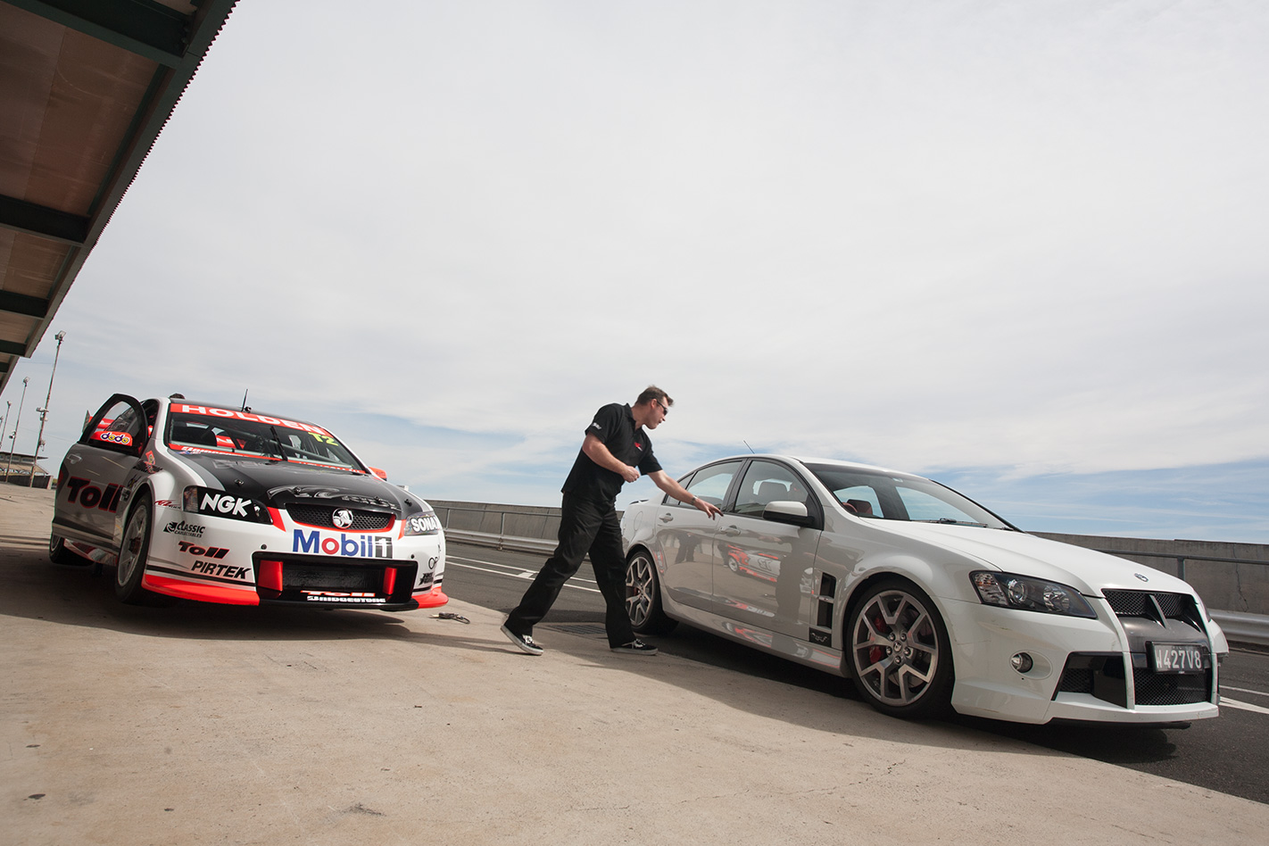 HSV-V8-Supercar-vs-HSV-W427-front.jpg