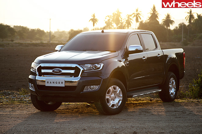 Ford -Ranger -XLT-on -dirt -road