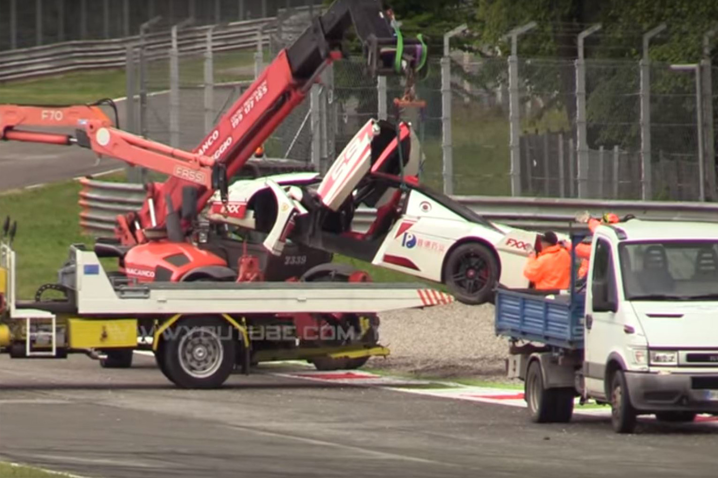 Ferrari-FXX-Evo-crash-mechanic.jpg