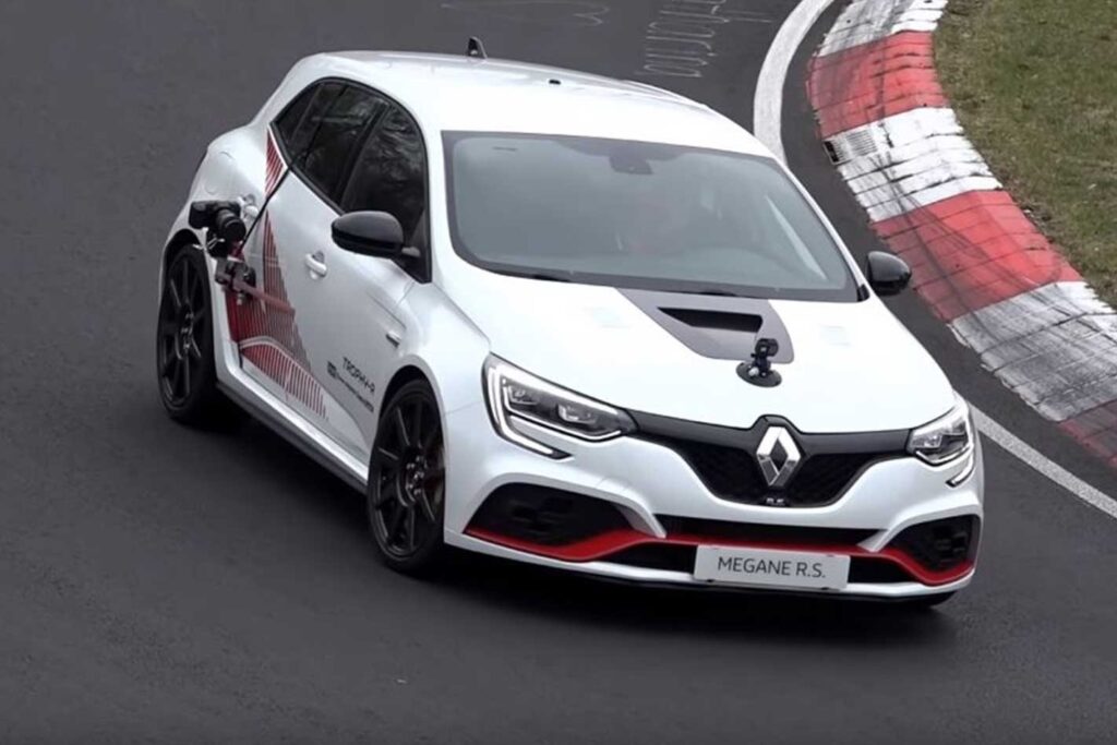 New Renault Megane RS Trophy-R spied