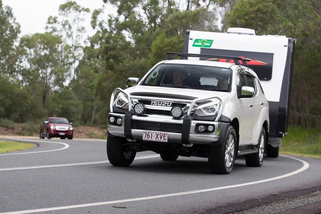 isuzu mu x cornering