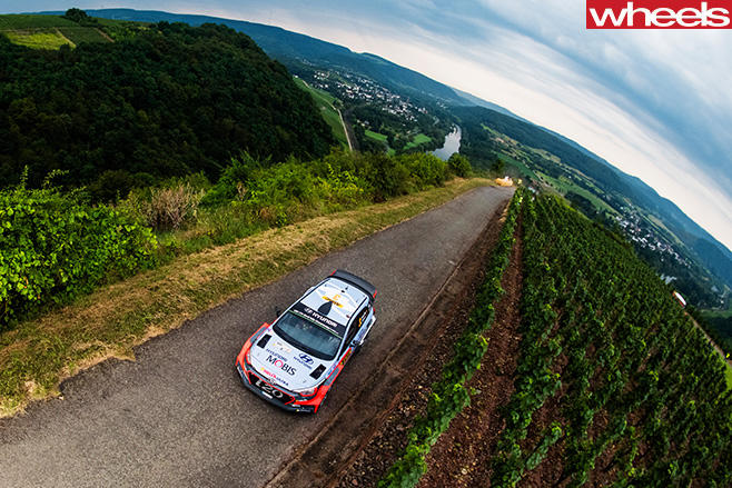 Hyundai -i 20-driving -top
