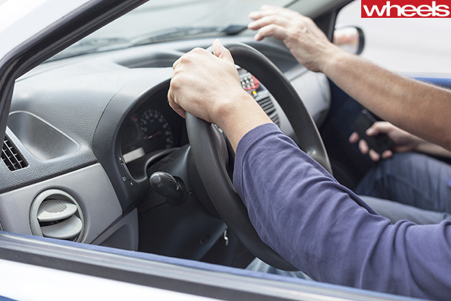 Driver -instruction -hand -on -wheel