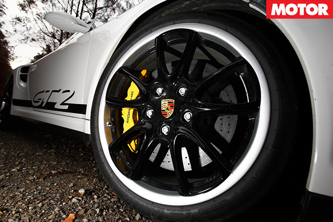 Nissan -GT-R-vs -Porsche -911-GT2-embed -8