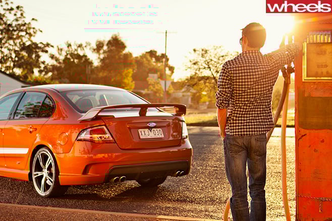 Ford -Falcon -GT-P-petrol -station