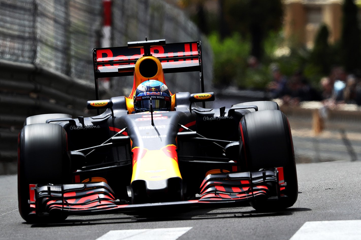 Daniel -Ricciardo -racing