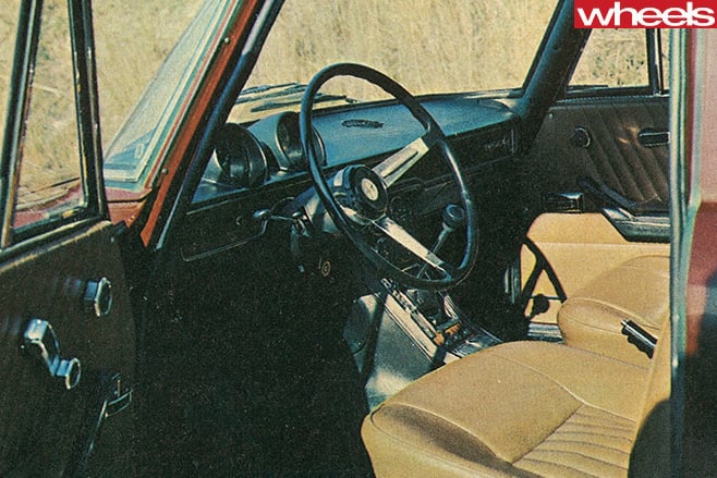 Alfa -Romeo -1750-Berlina -interior -guages