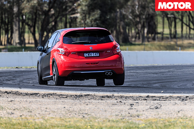 Peugeot 208 gti 30th turning'