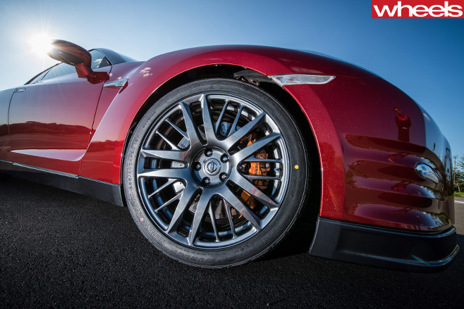 Nissan -GT-R-front -wheel