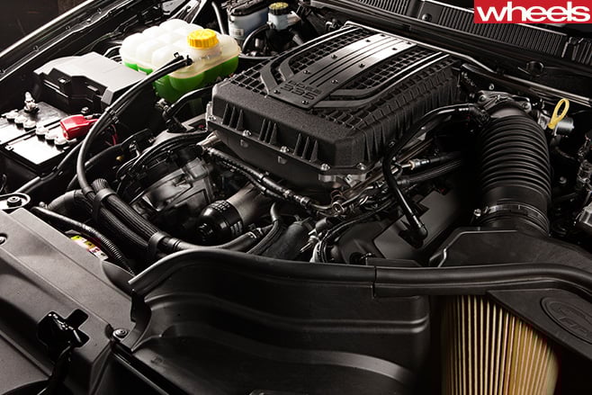 2012-Chrysler -300-SRT-8-engine