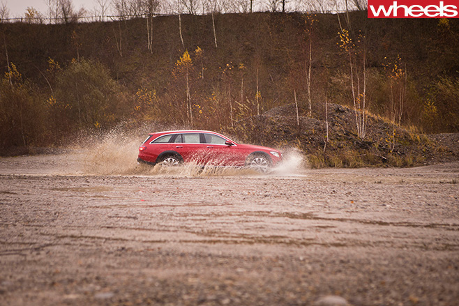 Mercedes -Benz -E-Class -All -Terrain -2017-side -river -crossing