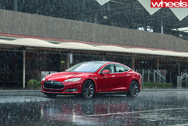 Telsa -Model -S-front -side -raining