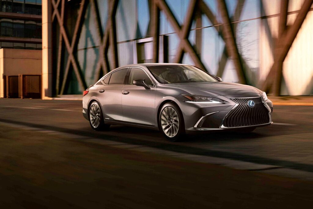 2018 Lexus ES 300h_front_static
