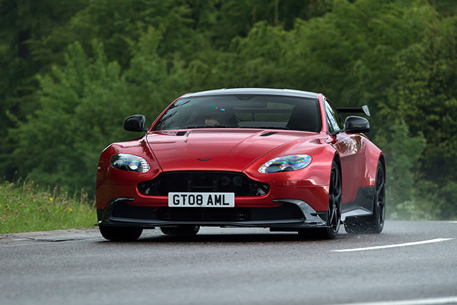 Aston -Martin -Vantage -GT8-driving