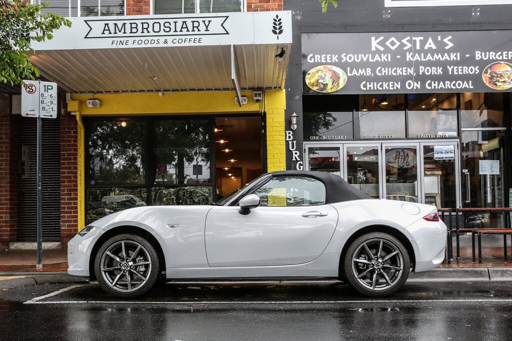 Mazda MX-5 2.0 enters the Garage