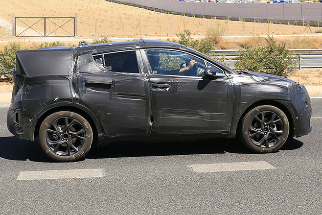 Toyota -C-HR-Spy -side
