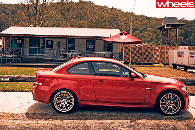 2013-BMW-1M-Coupe -parked -outside -cafe