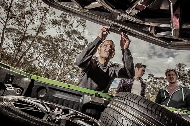 Chris -Harris -with -HSV-Maloo -securing -tray