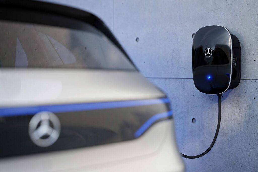 Mercedes Benz EQC concept 11