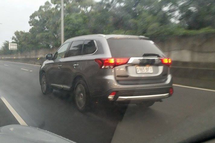 2015 Mitsubishi Outlander spy pics