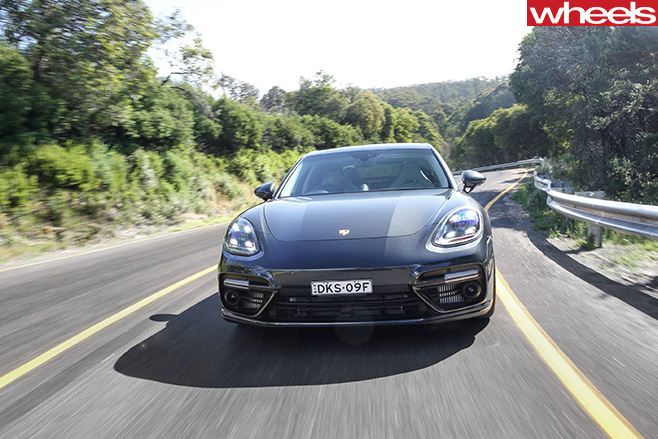 2017-Porsche -Panamera -grille