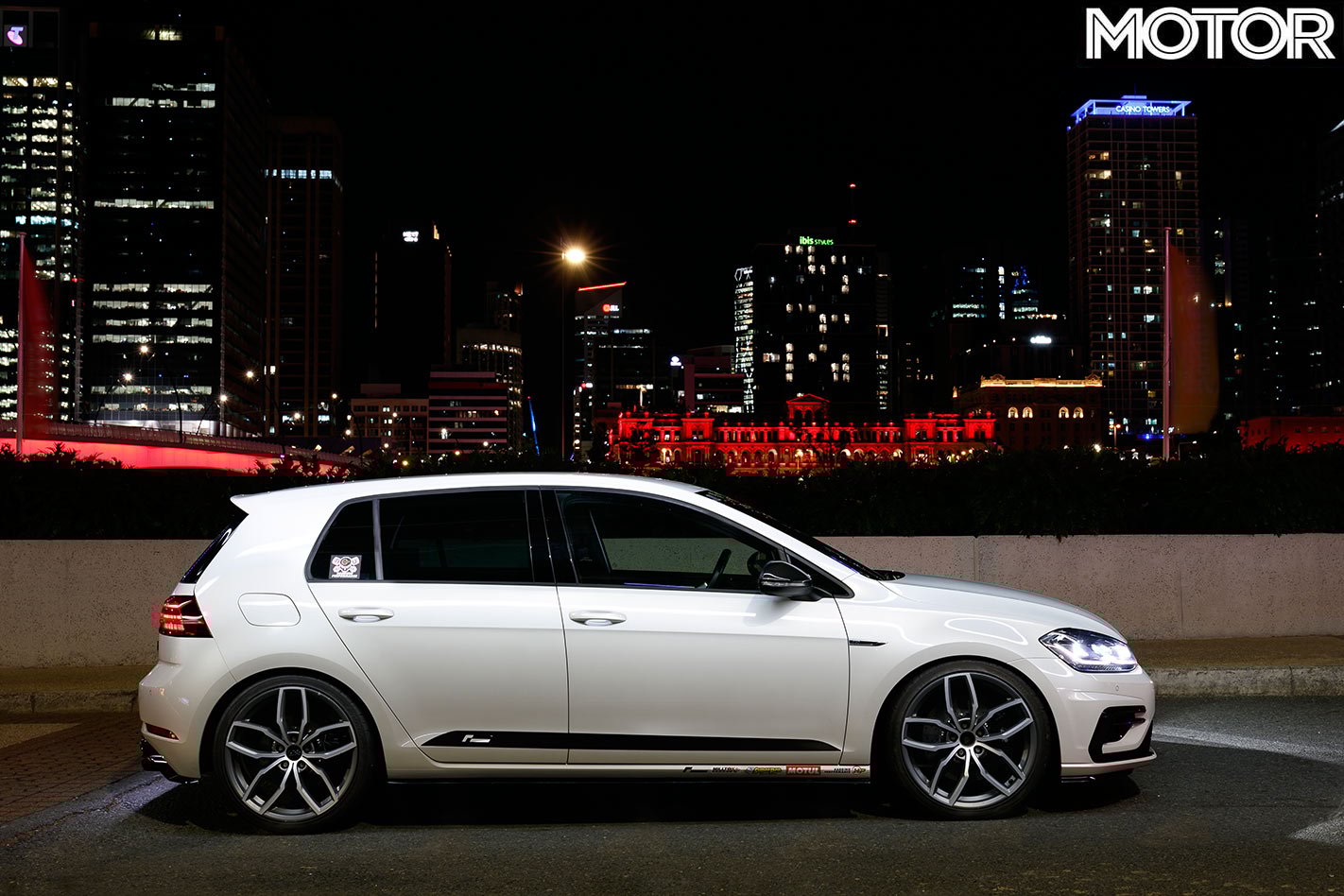 Volkswagen Golf R side