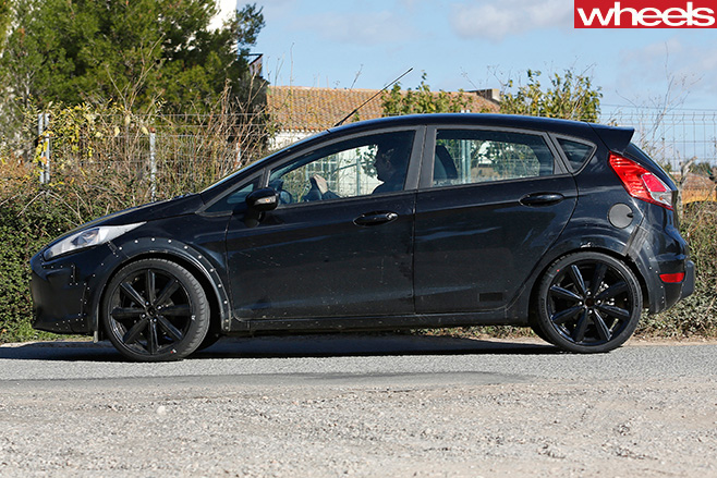2016-Ford -Fiesta -spy -shot -side