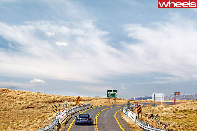 2013-Audi -R8-Snowy -Mountains -Highway