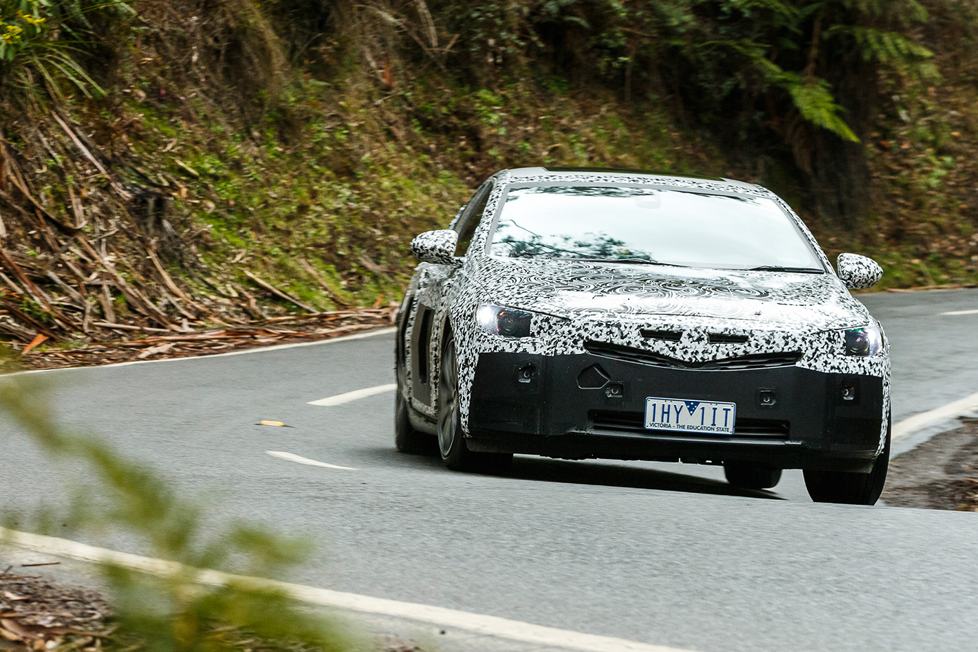 2018-Holden-Commodore-V6-AWD-prototype-headlights.jpg