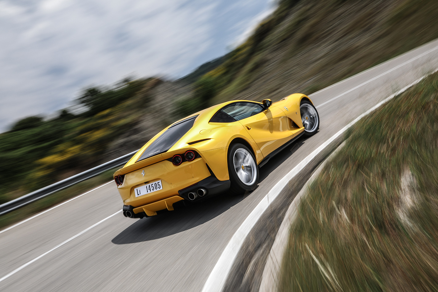 2018 Ferrari 812 Superfast steering.jpg