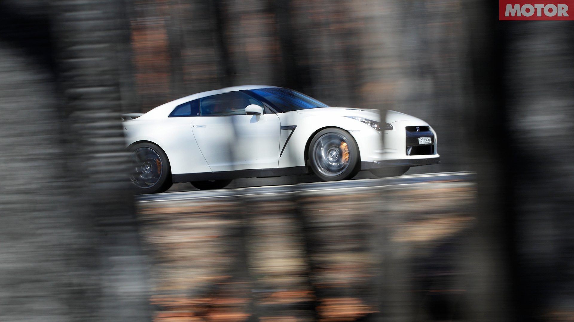 Nissan GT-R versus Porsche 911 GT2