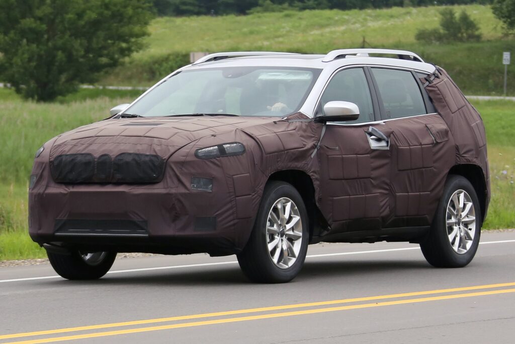 2017 Jeep Cherokee spy pics