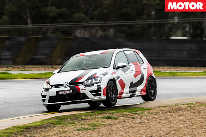 BWA Auto VW Golf R driving
