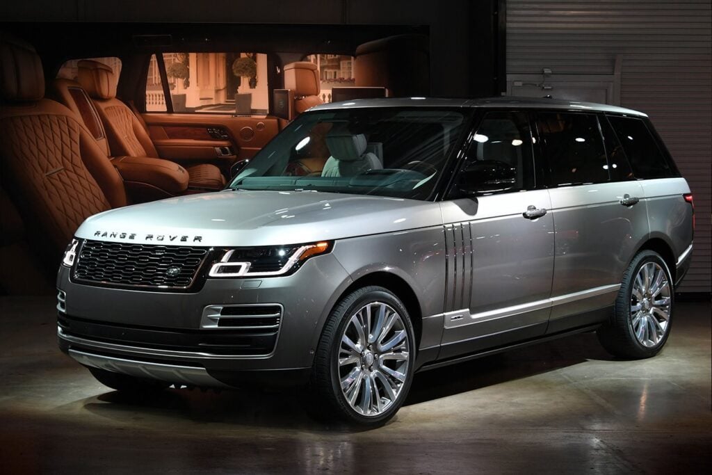 2017 LA Motor Show Refreshed Range Rover Sport scrubs up