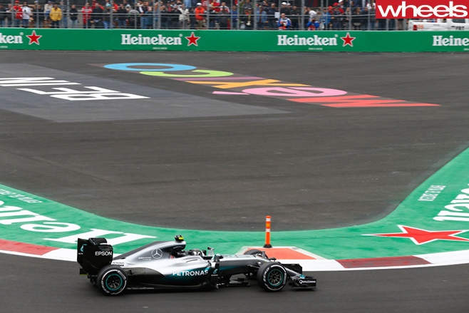 Lewis -Hamilton -racing -Mercedes -F1